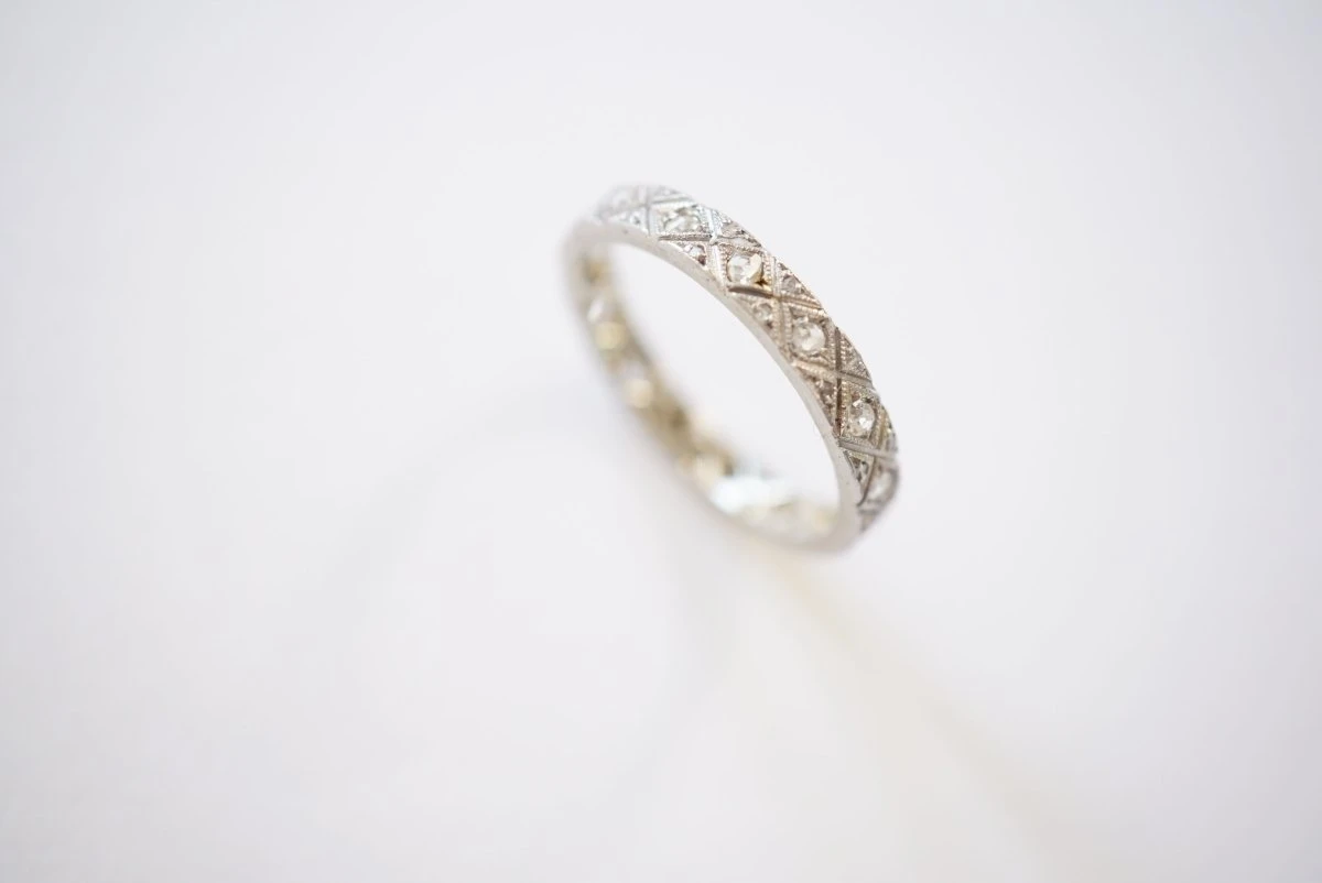 Bague Alliance En Or Blanc Diamants Sur Platine 5 Bague Alliance En Or Blanc Diamants Sur Platine – Image 5