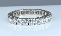 Alliance En Or Blanc 18 Carats Ornée De 16 Diamants : 1,80 Carat Environ