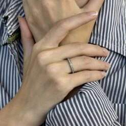 Bague Alliance VAN CLEEF & ARPELS "Romance" En Platine Et Diamants 10 Bague Alliance VAN CLEEF & ARPELS "Romance" En Platine Et Diamants -Castafiore Boutique alliance van clef arpels platine romance 21 mm avec diamants brillants de 2020 taille 51 full set 249493