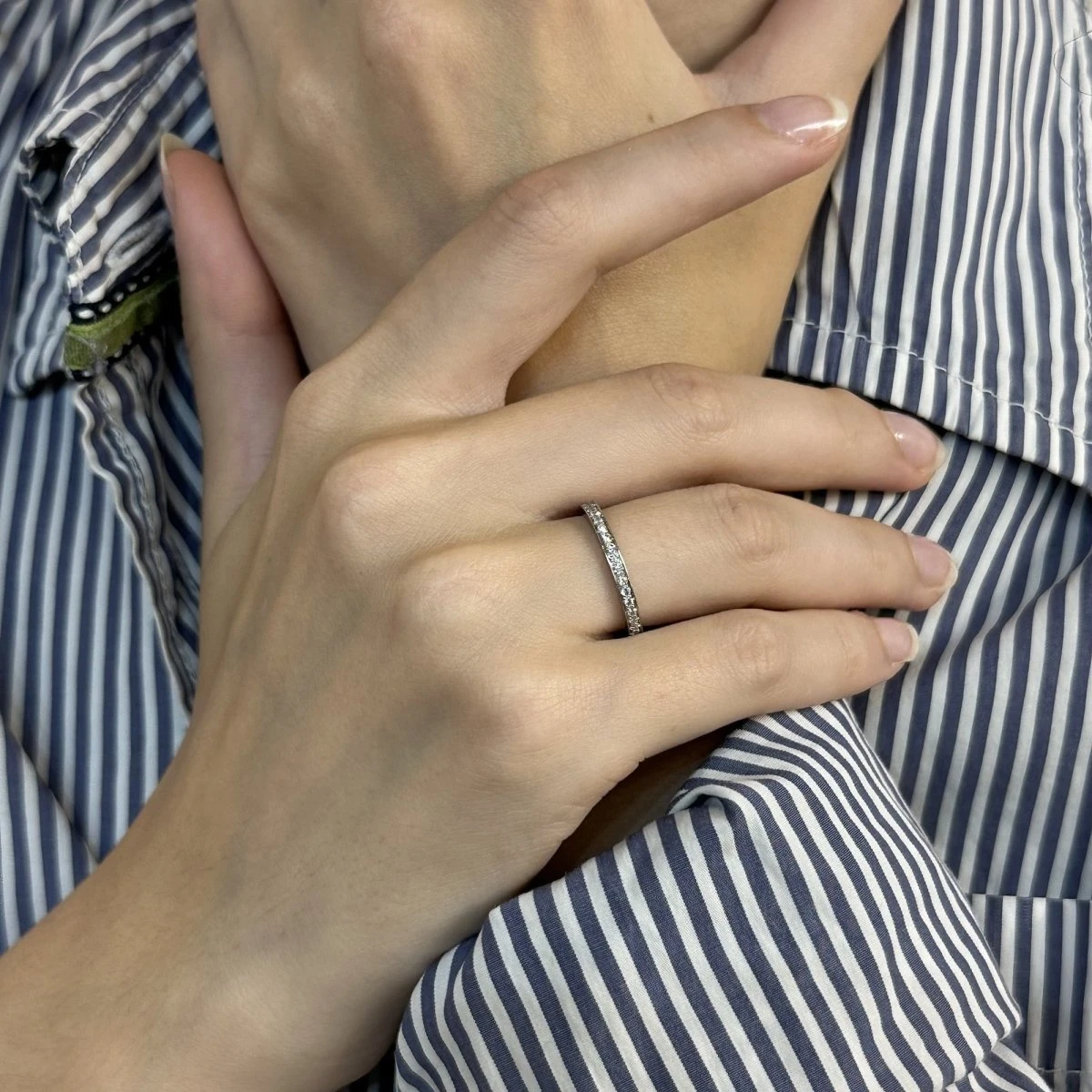 Bague Alliance VAN CLEEF & ARPELS "Romance" En Platine Et Diamants 4 Bague Alliance VAN CLEEF & ARPELS "Romance" En Platine Et Diamants – Image 4