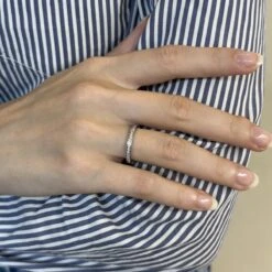 Bague Alliance VAN CLEEF & ARPELS "Romance" En Platine Et Diamants 12 Bague Alliance VAN CLEEF & ARPELS "Romance" En Platine Et Diamants -Castafiore Boutique alliance van clef arpels platine romance 21 mm avec diamants brillants de 2020 taille 51 full set 716907