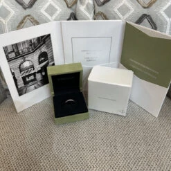 Bague Alliance VAN CLEEF & ARPELS "Romance" En Platine Et Diamants 13 Bague Alliance VAN CLEEF & ARPELS "Romance" En Platine Et Diamants -Castafiore Boutique alliance van clef arpels platine romance 21 mm avec diamants brillants de 2020 taille 51 full set 930659