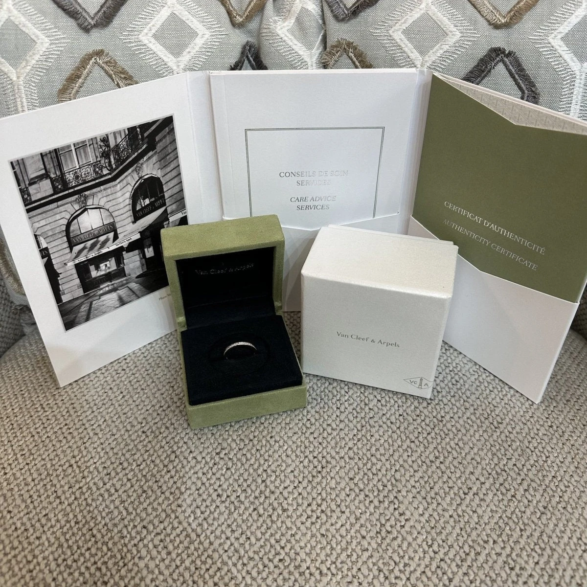 Bague Alliance VAN CLEEF & ARPELS "Romance" En Platine Et Diamants 7 Bague Alliance VAN CLEEF & ARPELS "Romance" En Platine Et Diamants – Image 7