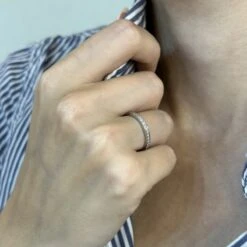 Bague Alliance VAN CLEEF & ARPELS "Romance" En Platine Et Diamants 8 Bague Alliance VAN CLEEF & ARPELS "Romance" En Platine Et Diamants -Castafiore Boutique alliance van clef arpels platine romance 21 mm avec diamants brillants de 2020 taille 51 full set 983572