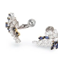 Boucles D'oreilles Clip CHAUMET En Or Blanc, Or Jaune, Platine, Saphirs Et Diamants -Castafiore Boutique avant premiere boucles doreilles clip chaumet en or blanc or jaune platine saphirs et diamants 409274