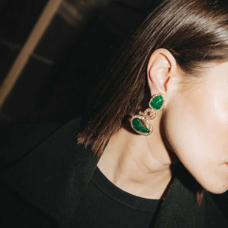 Boucles D'oreilles Pendantes DAVID WEBB Feuilles En Or Jaune, émeraudes Et Diamants 2 Boucles D'oreilles Pendantes DAVID WEBB Feuilles En Or Jaune, émeraudes Et Diamants – Image 2