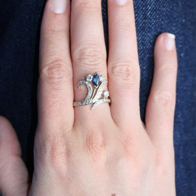 Bague Aigrette En Or Jaune, Or Blanc, Saphir Et Diamants 2 Bague Aigrette En Or Jaune, Or Blanc, Saphir Et Diamants – Image 2