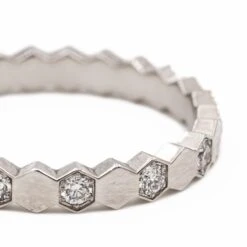 Bague Alliance "Bee My Love" En Or Blanc Et Diamants -Castafiore Boutique bague alliance bee my love en or blanc et diamants 655417