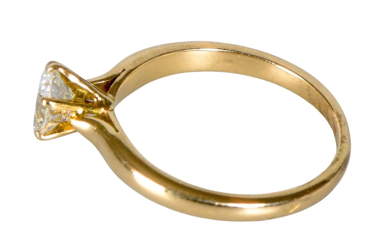 Bague Alliance Solitaire En Or 18 Carats Ornée D’1 Diamant 1ct 4 Bague Alliance Solitaire En Or 18 Carats Ornée D’1 Diamant 1ct – Image 4