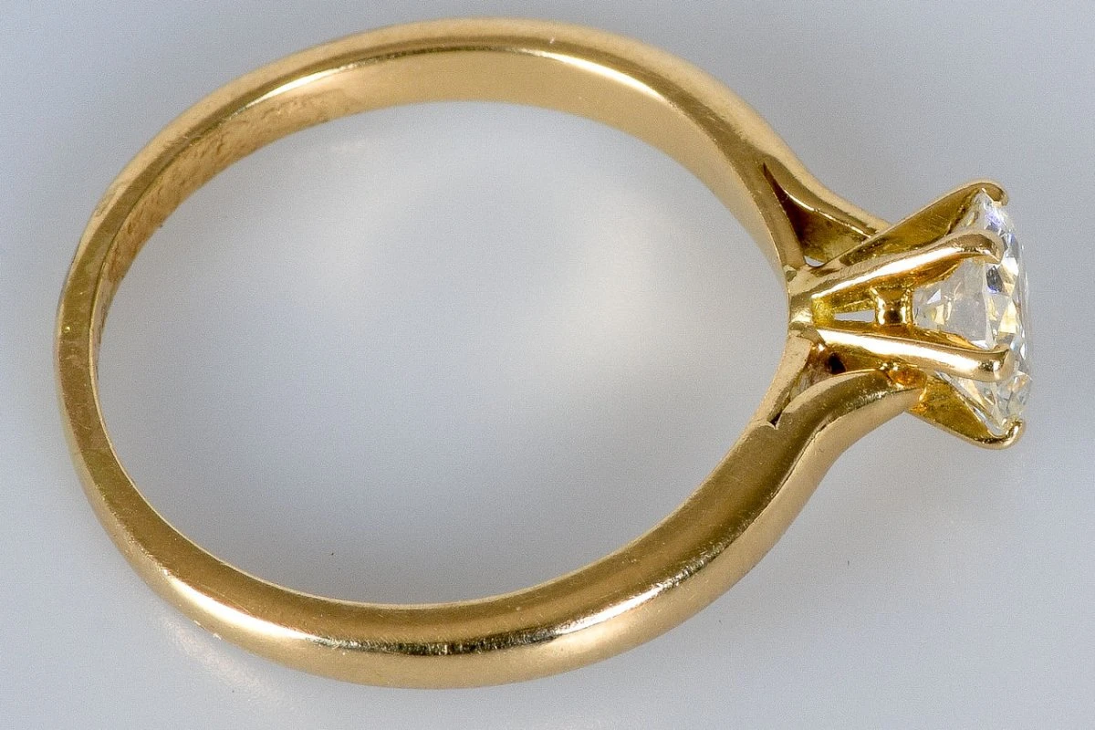Bague Alliance Solitaire En Or 18 Carats Ornée D’1 Diamant 1ct 5 Bague Alliance Solitaire En Or 18 Carats Ornée D’1 Diamant 1ct – Image 5