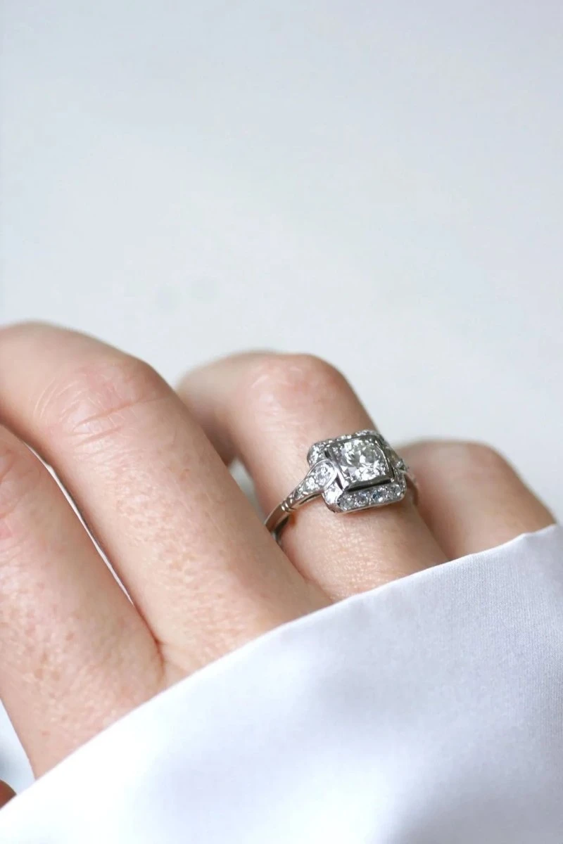 Bague Art Deco Carrée Diamants 1,45 Cts 2 Bague Art Deco Carrée Diamants 1,45 Cts – Image 2