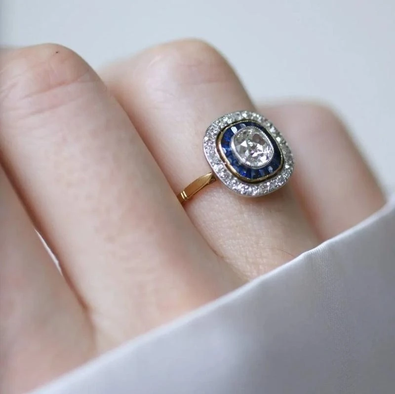 Bague Art Deco Halo Diamants Et Saphirs Calibrés 2 Bague Art Deco Halo Diamants Et Saphirs Calibrés – Image 2