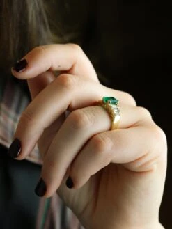 Bague Art Deco Or Jaune Diamants Emeraude Colombienne Muzo 1,9 Carat 19 Bague Art Deco Or Jaune Diamants Emeraude Colombienne Muzo 1,9 Carat -Castafiore Boutique bague art deco or jaune diamants emeraude colombienne muzo 19 carat 148058