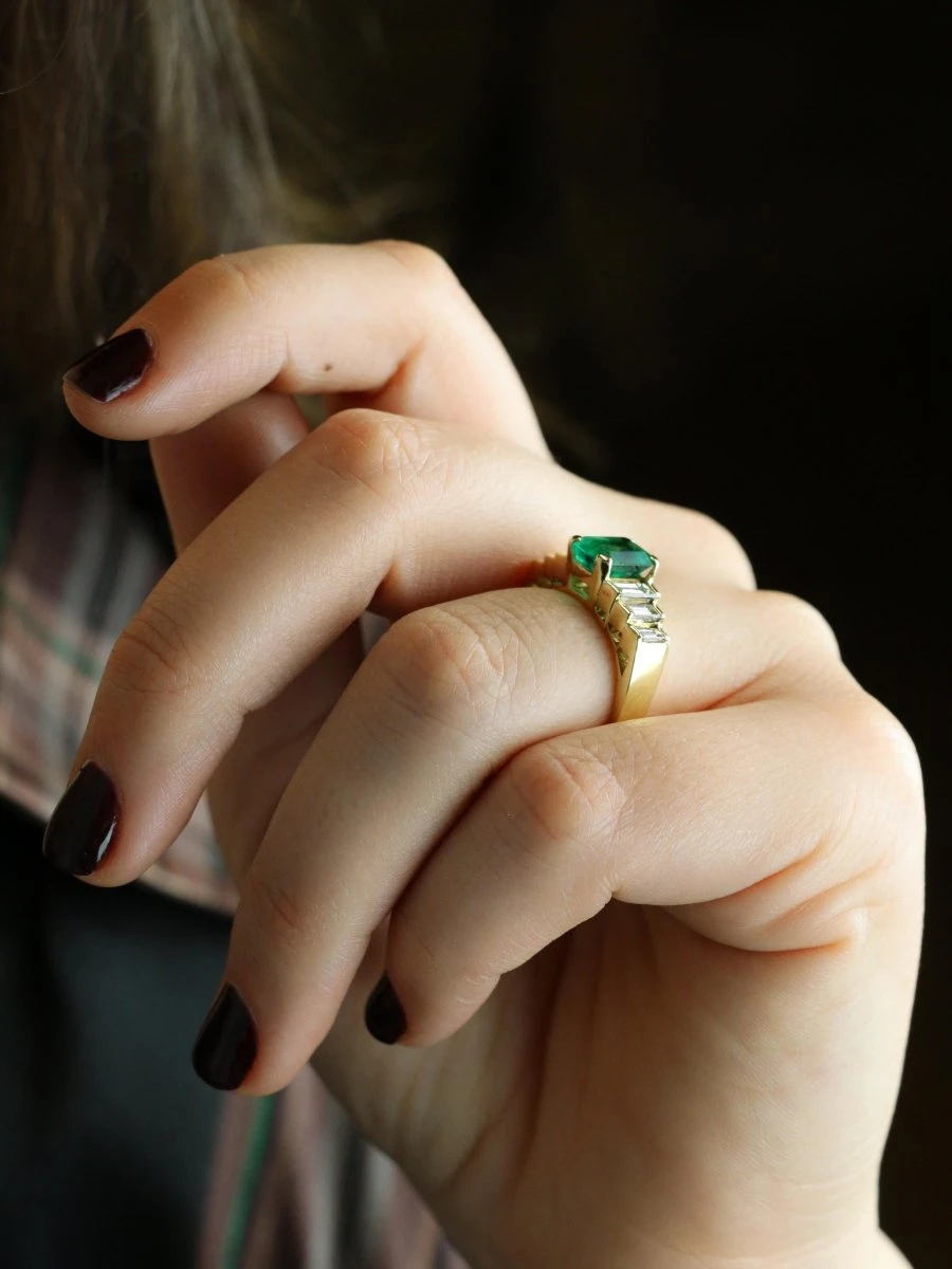 Bague Art Deco Or Jaune Diamants Emeraude Colombienne Muzo 1,9 Carat 9 Bague Art Deco Or Jaune Diamants Emeraude Colombienne Muzo 1,9 Carat – Image 9