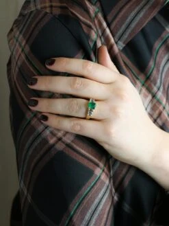 Bague Art Deco Or Jaune Diamants Emeraude Colombienne Muzo 1,9 Carat 20 Bague Art Deco Or Jaune Diamants Emeraude Colombienne Muzo 1,9 Carat -Castafiore Boutique bague art deco or jaune diamants emeraude colombienne muzo 19 carat 660209