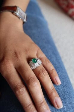 Bague Art Déco Pavée En Platine, émeraude Et Diamants -Castafiore Boutique bague art deco pavee en platine emeraude et diamants 271786