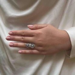 Bague Art Déco En Or Blanc, Platine, Saphirs Et Diamants 6 Bague Art Déco En Or Blanc, Platine, Saphirs Et Diamants -Castafiore Boutique bague art deco saphirs et diamants en or et platine 802286