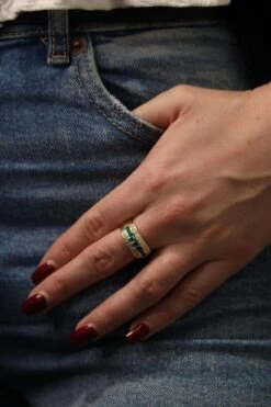 Bague Bandeau En Or Jaune, Diamants Et émeraude -Castafiore Boutique bague bandeau en or jaune diamants et emeraude 554208