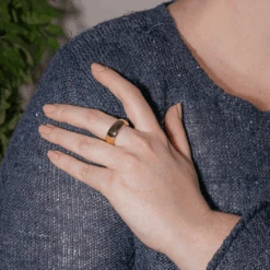 Bague Bandeau TIFFANY & CO. "Carrée à Coussin" En Or Jaune -Castafiore Boutique bague bandeau tiffany co carree a coussin en or jaune 510650