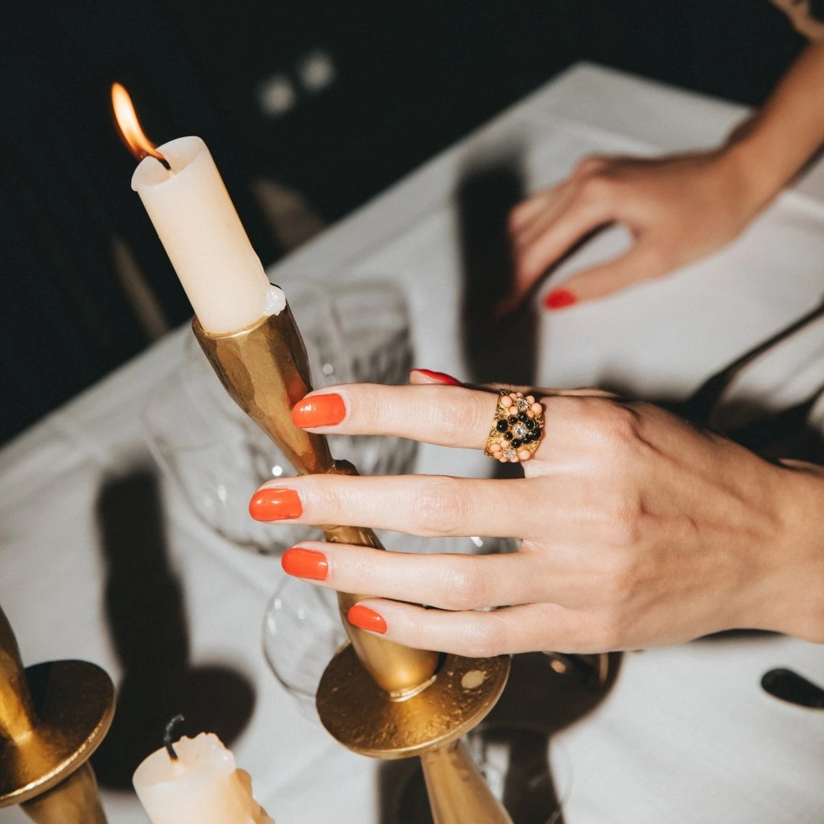 Bague Bandeau VAN CLEEF & ARPELS En Or Jaune, Corail, Onyx Et Diamants 7 Bague Bandeau VAN CLEEF & ARPELS En Or Jaune, Corail, Onyx Et Diamants – Image 7