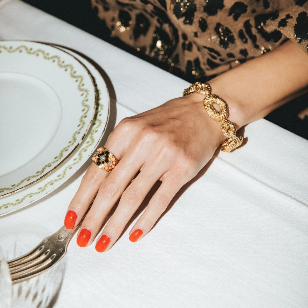 Bague Bandeau VAN CLEEF & ARPELS En Or Jaune, Corail, Onyx Et Diamants 2 Bague Bandeau VAN CLEEF & ARPELS En Or Jaune, Corail, Onyx Et Diamants – Image 2