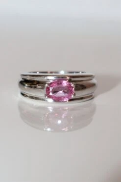 Bague BOUCHERON "Axelle" En Or Blanc Et Saphir Rose -Castafiore Boutique bague boucheron axelle en or blanc et saphir rose 983383