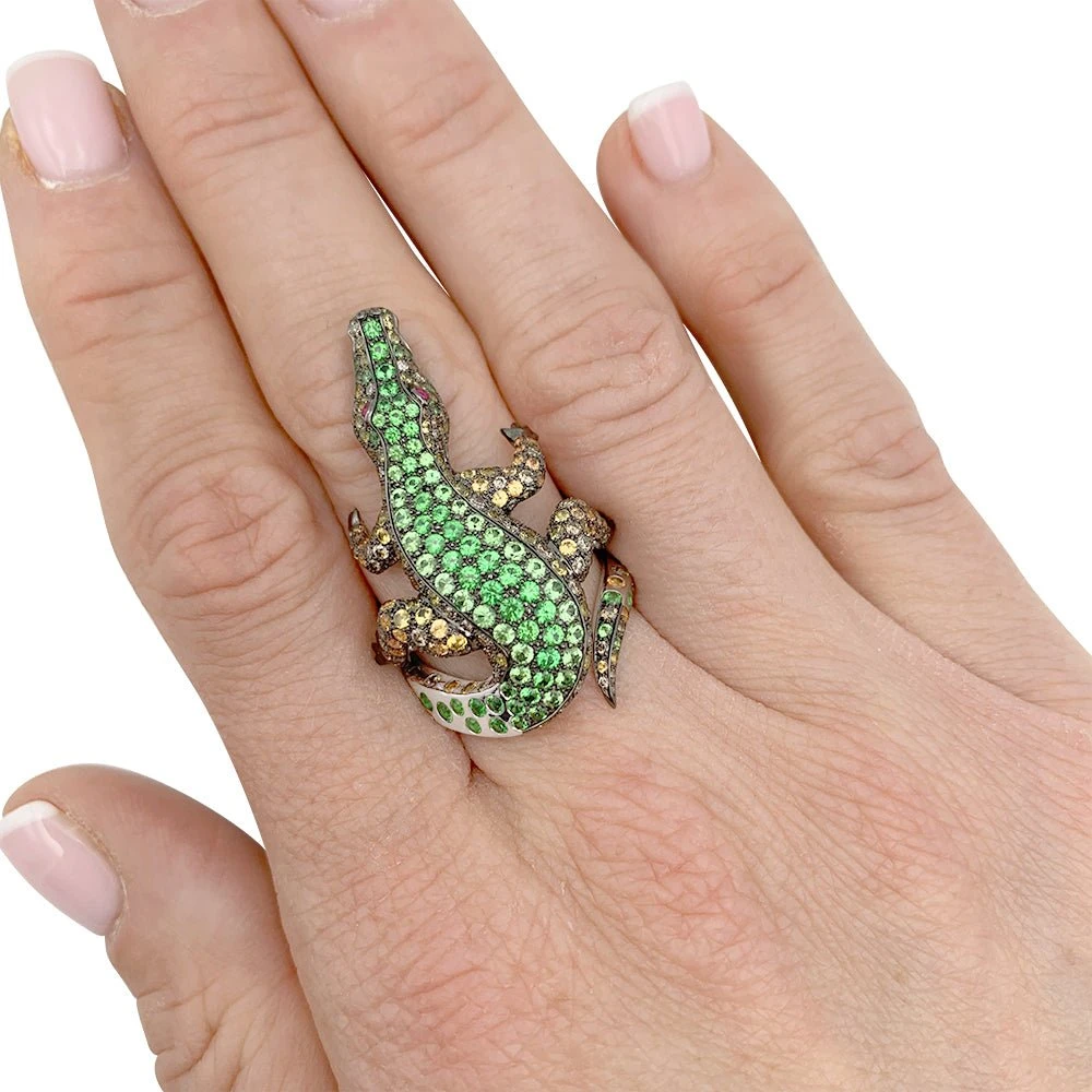 Miller Bague Boucheron Crocodile En Or Blanc, Sertie De Diamants Et Pierres De Couleur 2 Miller Bague Boucheron Crocodile En Or Blanc, Sertie De Diamants Et Pierres De Couleur – Image 2