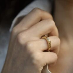 Bague CARTIER "Tank" En Or Jaune Et Diamant 6 Bague CARTIER "Tank" En Or Jaune Et Diamant -Castafiore Boutique bague cartier tank en or jaune et diamant 450959