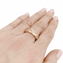 Miller Bague CHANEL, "Coco Crush", En Or Beige Et Diamant 7 Miller Bague CHANEL, "Coco Crush", En Or Beige Et Diamant -Castafiore Boutique bague chanel coco crush en or beige et diamant 681027