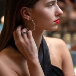 Bague Bandeau CHANEL "Ultra" En Or Blanc, Céramique Noire Et Diamants -Castafiore Boutique bague chanel ultra en or blanc ceramique et diamants 621922