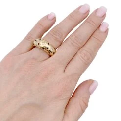 Miller Bague Chaumet, "Anneau", Or Jaune, Gemmes De Couleur. 10 Miller Bague Chaumet, "Anneau", Or Jaune, Gemmes De Couleur. -Castafiore Boutique bague chaumet anneau or jaune gemmes de couleur 360307