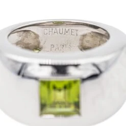 Bague CHAUMET Jonc "Bella" En Or Blanc Et Péridot -Castafiore Boutique bague chaumet jonc bella en or blanc et peridot 552379