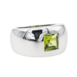 Bague CHAUMET Jonc "Bella" En Or Blanc Et Péridot -Castafiore Boutique bague chaumet jonc bella en or blanc et peridot 579469