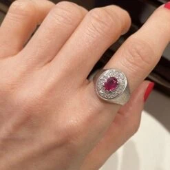 Bague Chevalière En Or Gris, Rubis Et Diamant 6 Bague Chevalière En Or Gris, Rubis Et Diamant -Castafiore Boutique bague chevaliere en or gris rubis et diamant 105412