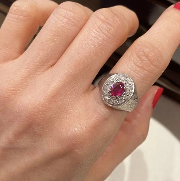 Bague Chevalière En Or Gris, Rubis Et Diamant 2 Bague Chevalière En Or Gris, Rubis Et Diamant – Image 2