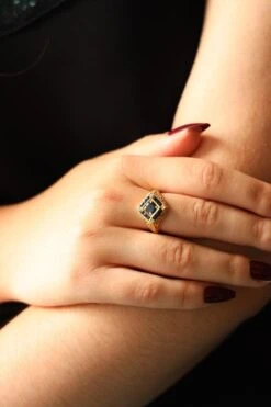 Bague Chevalière En Or Jaune Et Saphirs -Castafiore Boutique bague chevaliere en or jaune et saphirs 657364