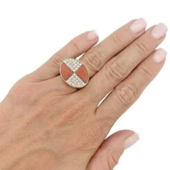 Miller Bague Chevalière En Or Jaune, Or Blanc, Corail Et Diamants -Castafiore Boutique bague chevaliere en or jaune or blanc corail et diamants 846394