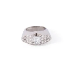 Bague De Forme Ovale En Platine Pavée De Diamants Et Diamant Taille émeraude -Castafiore Boutique bague chevaliere en platine et diamants 399308
