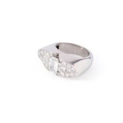 Bague De Forme Ovale En Platine Pavée De Diamants Et Diamant Taille émeraude -Castafiore Boutique bague chevaliere en platine et diamants 528762