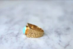 Bague Chevalière Or Martelé Et Turquoise -Castafiore Boutique bague chevaliere or martele et turquoise 215161