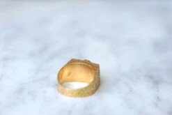 Bague Chevalière Or Martelé Et Turquoise -Castafiore Boutique bague chevaliere or martele et turquoise 831811