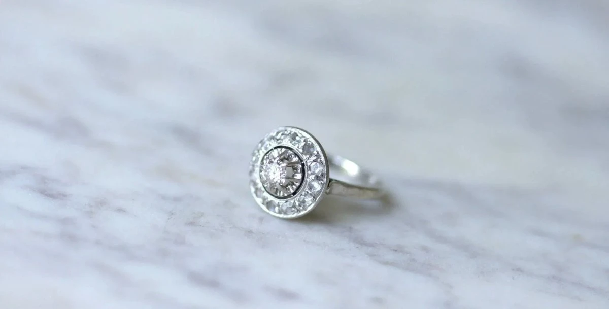 Bague Cible Ronde Art Déco Diamants 9 Bague Cible Ronde Art Déco Diamants – Image 9