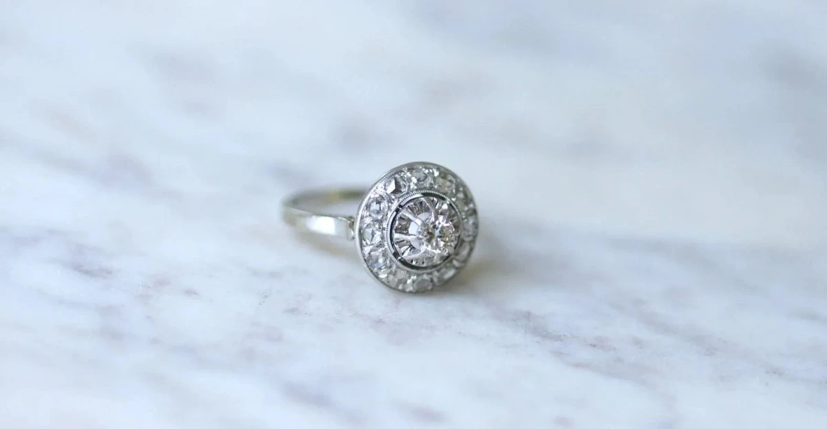 Bague Cible Ronde Art Déco Diamants 5 Bague Cible Ronde Art Déco Diamants – Image 5