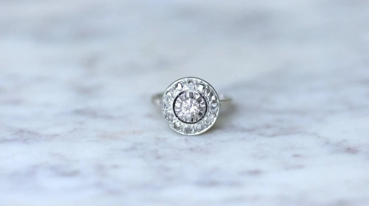 Bague Cible Ronde Art Déco Diamants 3 Bague Cible Ronde Art Déco Diamants – Image 3