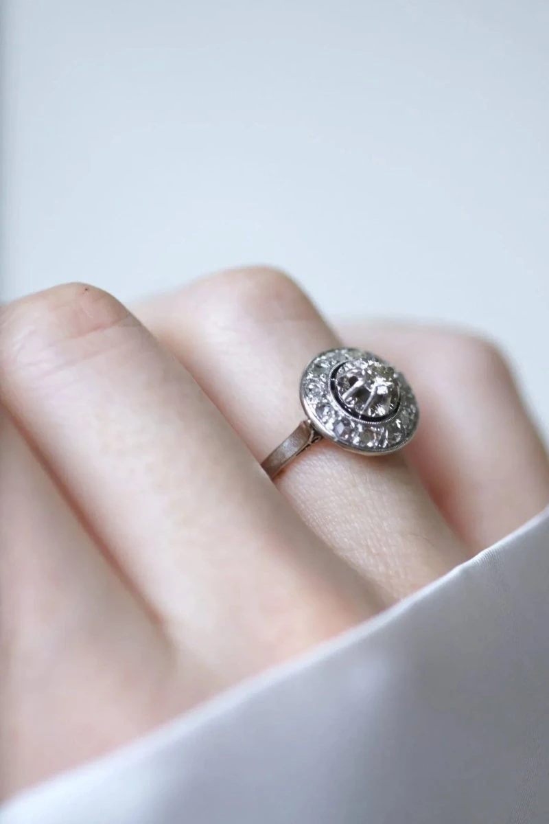 Bague Cible Ronde Art Déco Diamants 2 Bague Cible Ronde Art Déco Diamants – Image 2