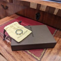 Bague Bandeau "Clous" LOUIS VUITTON En Or Blanc Et Diamant -Castafiore Boutique bague clous signee louis vuitton en or blanc et diamant 230842