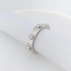 Bague Bandeau "Clous" LOUIS VUITTON En Or Blanc Et Diamant -Castafiore Boutique bague clous signee louis vuitton en or blanc et diamant 321221