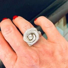 Bague Cocktail DIOR "Rose Bagatelle" En Or Blanc Et Diamants 2 Bague Cocktail DIOR "Rose Bagatelle" En Or Blanc Et Diamants – Image 2