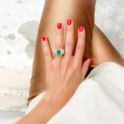 Bague Cocktail En Or Blanc, émeraude Et Diamants 19 Bague Cocktail En Or Blanc, émeraude Et Diamants -Castafiore Boutique bague cocktail en or blanc emeraude et diamants 191934