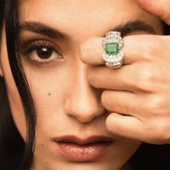 Bague Cocktail En Or Blanc, émeraude Et Diamants 11 Bague Cocktail En Or Blanc, émeraude Et Diamants -Castafiore Boutique bague cocktail en or blanc emeraude et diamants 290312